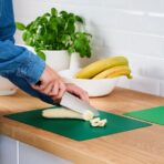 FINFÖRDELA Bendable chopping board, green/bright green, 28x36 cm - Image 3