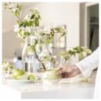 LÖVSKOGSLUND Scented candle in ceramic jar, Apple/bright beige-yellow, 25 hr - Image 4