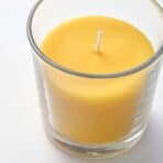 SVARTOXBÄR Scented candle in glass, Mimosa/yellow, 25 hr - Image 6
