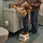 FÖRSIKTIG Children's stool, white/turquoise - Image 4