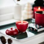 VINTERFINT Scented candle in metal tin, apple-shaped/Apple and cinnamon red, 24 hr - Image 3