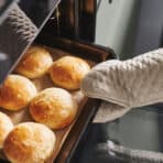 VÄLVÅRDAD Oven glove, beige - Image 2