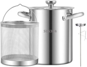 Stainless steel deep fryer with oil strainer, 5-liter capacity for efficient frying. Perfect for hom.