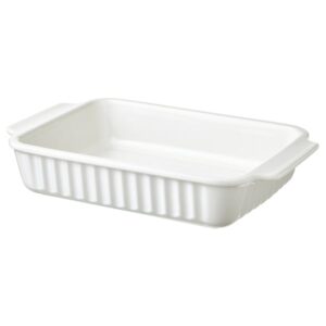 Disposable baking dish for cooking and serving food, ideal for parties and catering.