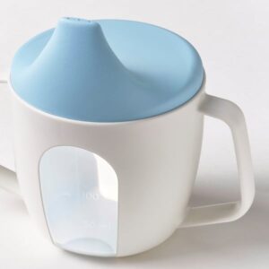 BÖRJA training beaker with blue lid and measurement markings, ideal for educational use.